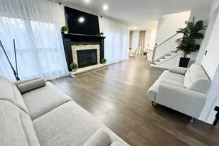 720 Tulip Cir, Island Lake, IL 60042 - Photo 10