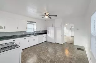 827 E Garden St, Freeport, IL 61032 - Photo 4