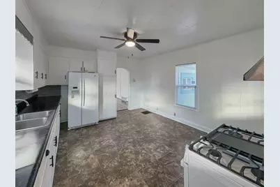 827 E Garden Street, Freeport, IL 61032 - Photo 6