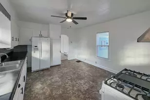 827 E Garden St, Freeport, IL 61032 - Photo 6