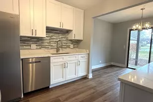 1221 Sandhurst Ct, Schaumburg, IL 60193 - Photo 8