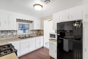 1053 Lakeview Rd, Elgin, IL 60123 - Photo 12