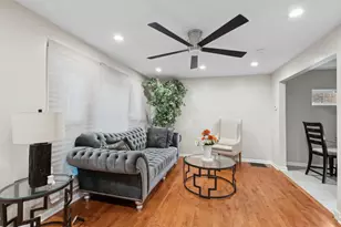 9127 S Essex Ave, Chicago, IL 60617 - Photo 2