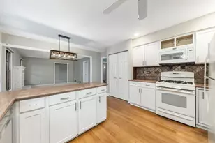 903 Canyon Run Rd, Naperville, IL 60565 - Photo 10