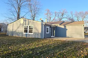 401 Berkley Pl, Streamwood, IL 60107 - Photo 2