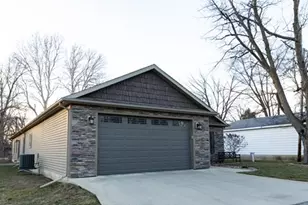 413 Moore St, Clifton, IL 61727 - Photo 2