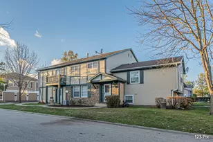 111 Brookwood Ct, Vernon Hills, IL 60061 - Photo 22