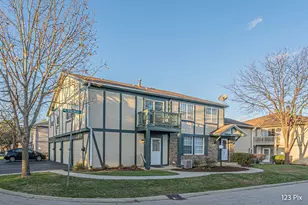 111 Brookwood Ct, Vernon Hills, IL 60061 - Photo 2