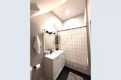 2115 W Barry Avenue, Chicago, IL 60618 - Photo 10