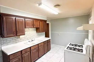 195 S Douglas Ave, Bradley, IL 60915 - Photo 6