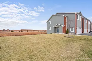 940 Gillespie Ln, Yorkville, IL 60560 - Photo 2