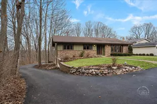 2S924 Shagbark Dr, Batavia, IL 60510 - Photo 2