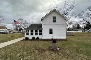 106 Seneca St, Essex, IL 60935 - Photo 2