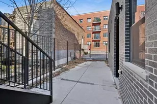 2818 W Fletcher St, Chicago, IL 60618 - Photo 16