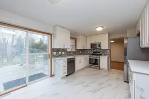 38429 N Creek Ct, Beach Park, IL 60087 - Photo 6