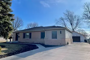 15 Bradley Ln, Hoffman Estates, IL 60169 - Photo 2