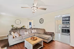 1181 Hiawatha Dr, Elgin, IL 60120 - Photo 4