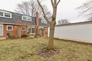 825 Country Club Dr, Libertyville, IL 60048 - Photo 16