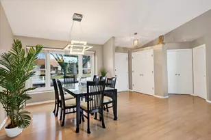 2010 N Oak Wood Dr, Arlington Heights, IL 60004 - Photo 4