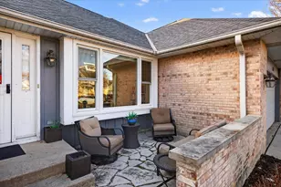 2010 N Oak Wood Dr, Arlington Heights, IL 60004 - Photo 2