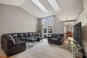 2010 N Oak Wood Dr, Arlington Heights, IL 60004 - Photo 8