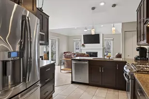 2010 N Oak Wood Dr, Arlington Heights, IL 60004 - Photo 10