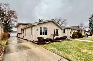 9218 S Albany Ave, Evergreen Park, IL 60805 - Photo 2
