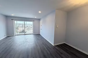 9460 Bay Colony Dr, Des Plaines, IL 60016 - Photo 10