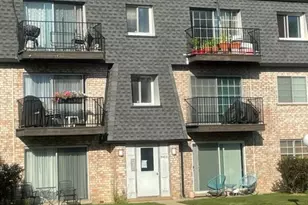 9460 Bay Colony Dr, Des Plaines, IL 60016 - Photo 1