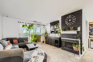 208 Glengarry Dr, Bloomingdale, IL 60108 - Photo 2