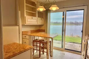 370 Springlake Ln, Aurora, IL 60504 - Photo 8