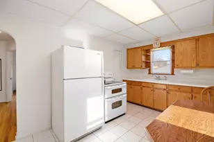 372 S Center Ave, Bradley, IL 60915 - Photo 4