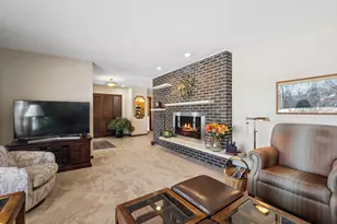 1102 Dennis Ln, Elgin, IL 60120 - Photo 8