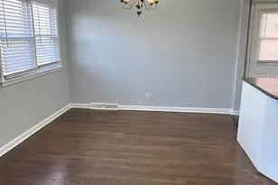 7843 S Luna Ave, Burbank, IL 60459 - Photo 2