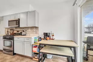 655 Hale Ct, Wheeling, IL 60090 - Photo 10