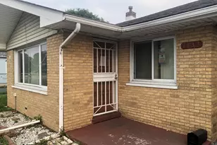 7153 W 72nd St, Nottingham Park, IL 60638 - Photo 6