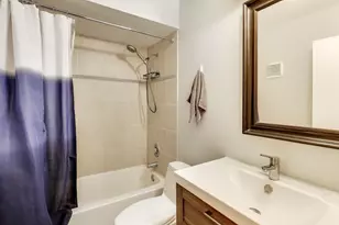 9381 Bay Colony Dr, Des Plaines, IL 60016 - Photo 12