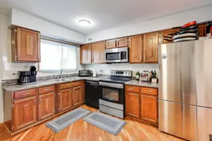 9381 Bay Colony Dr, Des Plaines, IL 60016 - Photo 8