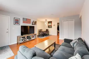 9381 Bay Colony Dr, Des Plaines, IL 60016 - Photo 2