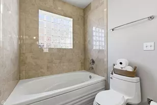 2249 W Foster Ave, Chicago, IL 60625 - Photo 12