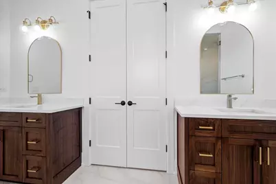 2442 W Berteau Avenue, Chicago, IL 60618 - Photo 16