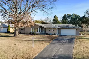 2209 Edgebrook Dr, Rockford, IL 61107 - Photo 2