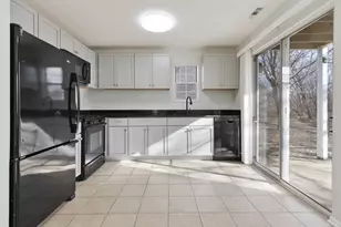 63 N Victoria Ln, Streamwood, IL 60107 - Photo 6