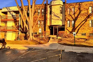 2212 Country Club Dr, Woodridge, IL 60517 - Photo 2