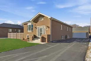 8566 S 83rd Ave, Hickory Hills, IL 60457 - Photo 2