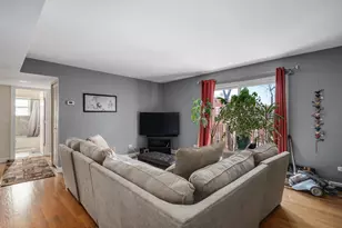 2067 W Farwell Ave, Chicago, IL 60645 - Photo 4