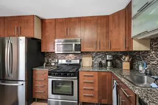 2067 W Farwell Ave, Chicago, IL 60645 - Photo 8