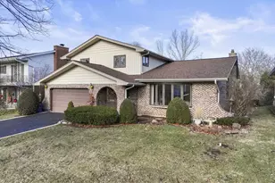 304 E Hiawatha Trail, Mount Prospect, IL 60056 - Photo 1