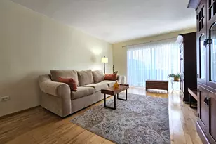 805 Grove Dr, Buffalo Grove, IL 60089 - Photo 2