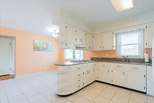 226 Fairway Dr, Bloomington, IL 61701 - Photo 10